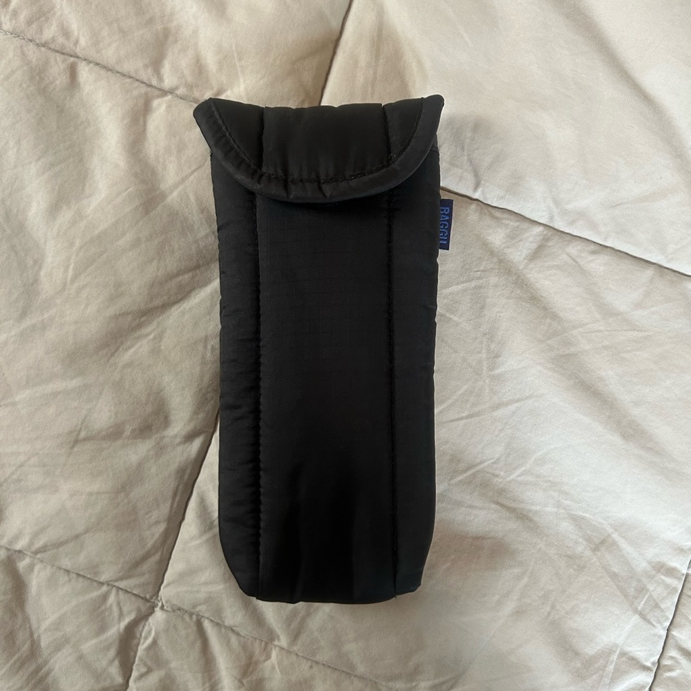BAGGU black puffy glasses sleeve